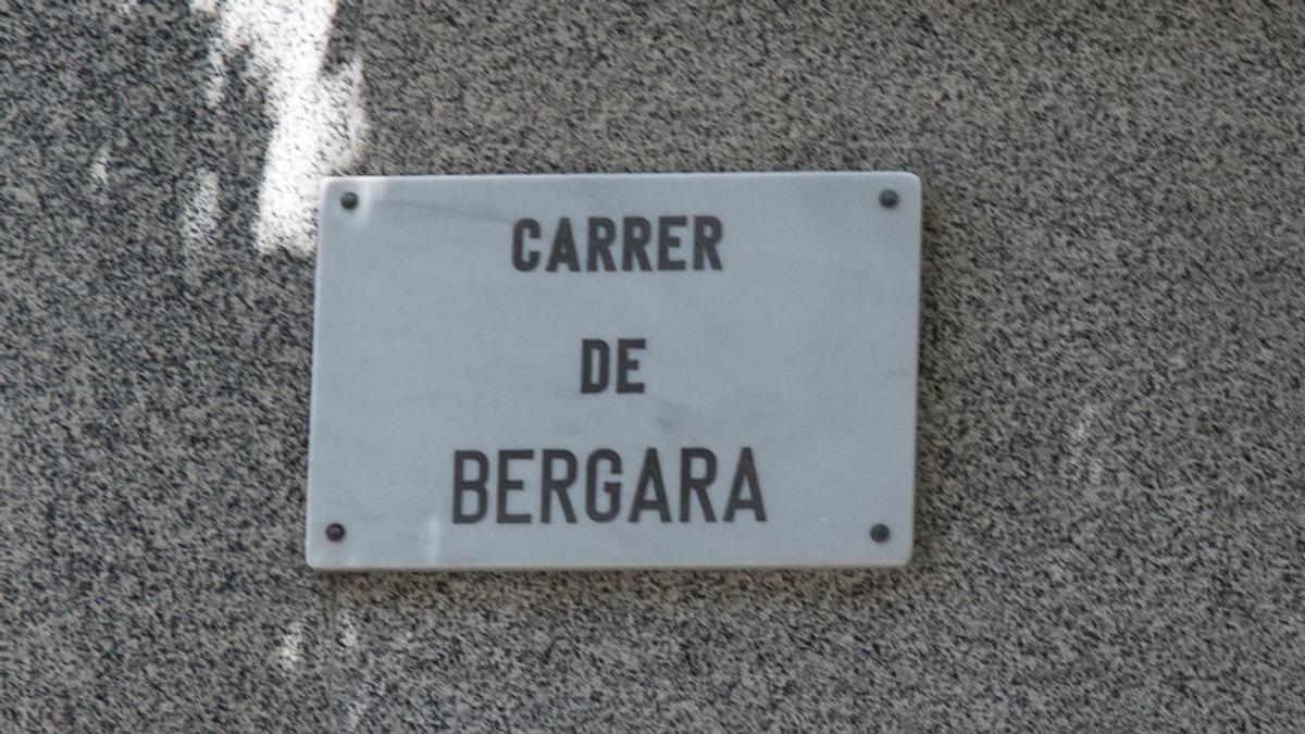 Calle de Bergara. La Primera Guerra Carlista concluyó justo 100 años antes de que estallara la Guerra Civil. Los generales Espartero y Oñate se dieron un abrazo que simbolizó el fin de aquella contienda y con el nombre del lugar donde eso sucedió se bautizó la calle.