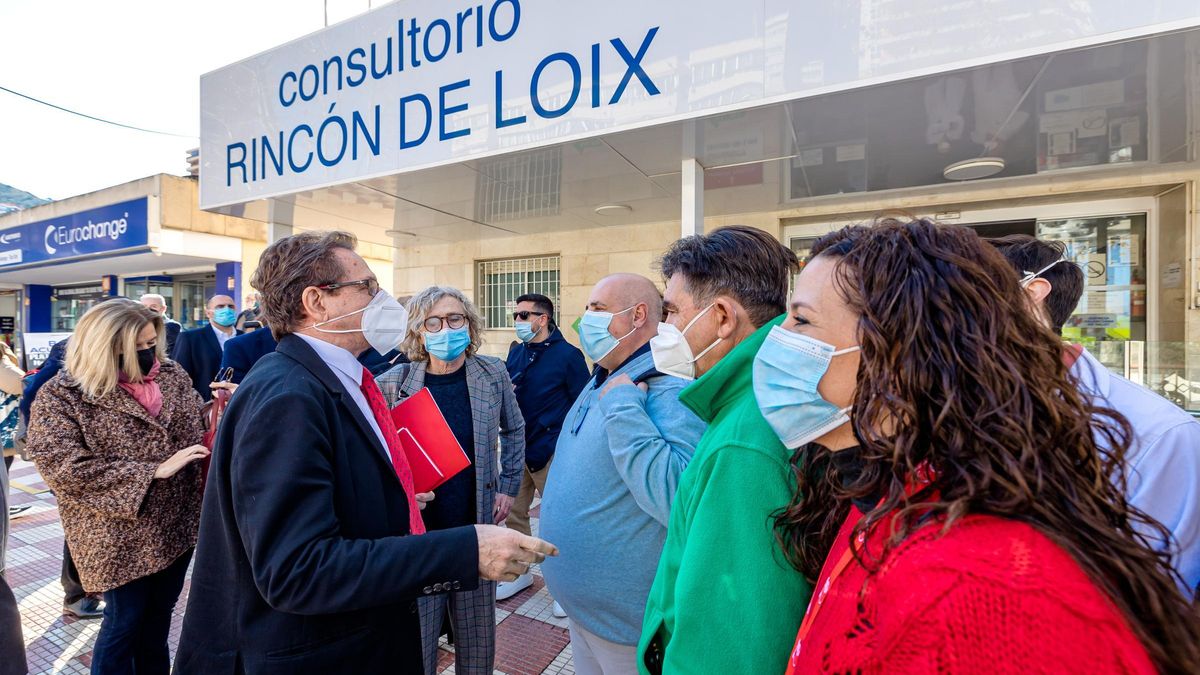 El conseller de Sanidad, Miguel Mínguez, conversa en la puerta del actual consultorio del Rincón con representantes sindicales en presencia de la gerente del departamento, Rosa Louis Cereceda.