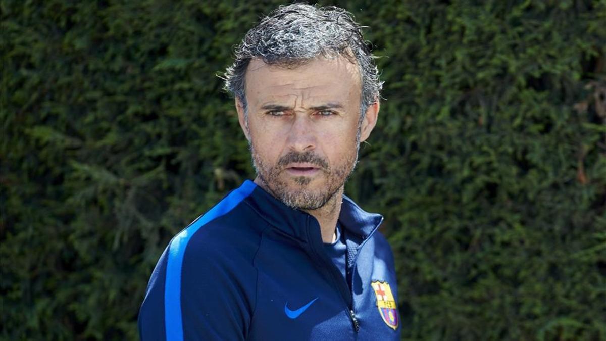 Luis Enrique dirigiéndose a la rueda de prensa