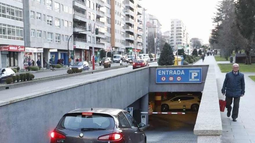 Vehículo entrando al aparcamiento de Castelao los últimos días de Puentes en la gestión. // R. Grobas