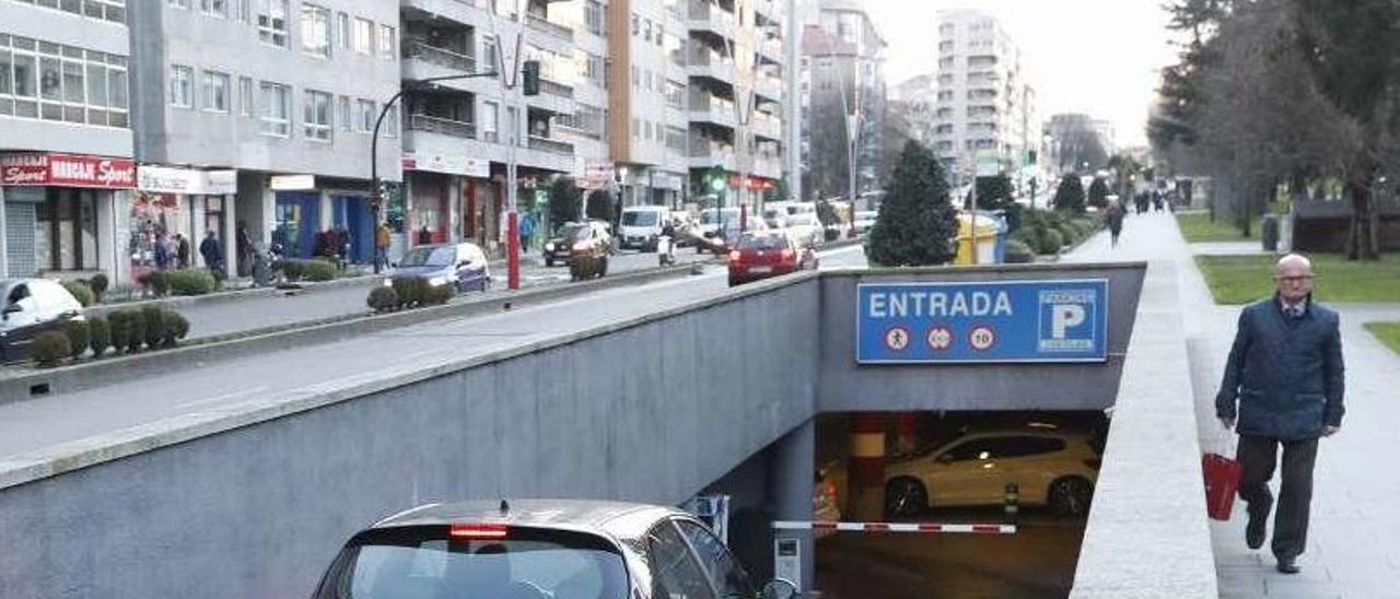 Vehículo entrando al aparcamiento de Castelao los últimos días de Puentes en la gestión. // R. Grobas