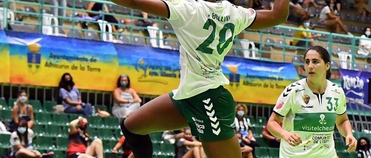 Joana Bolling, durante un partido con el Club Balonmano Elche Visitelche.com