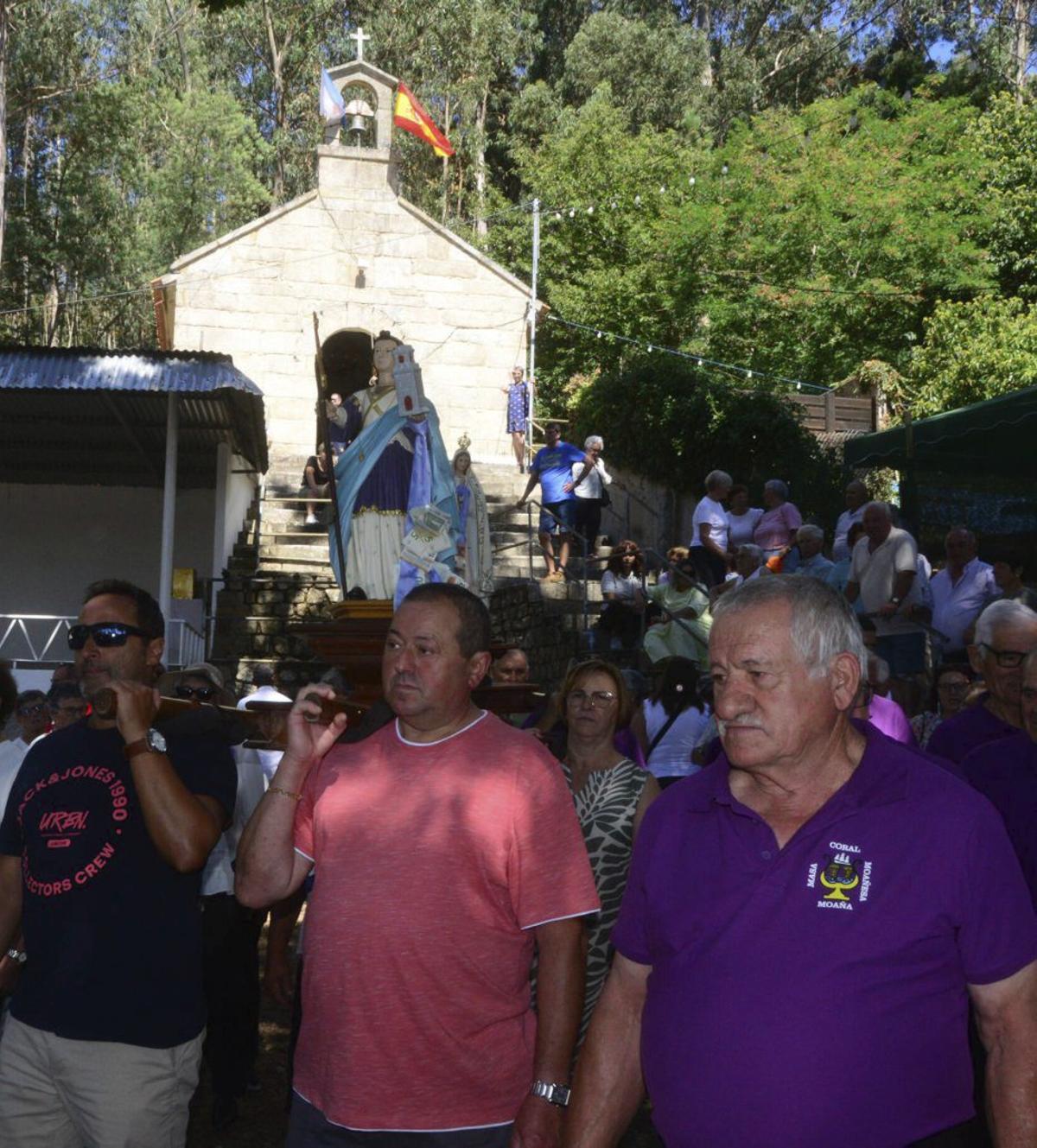 Los fieles con la imagen de San Lourenzo. | GONZALO NÚÑEZ