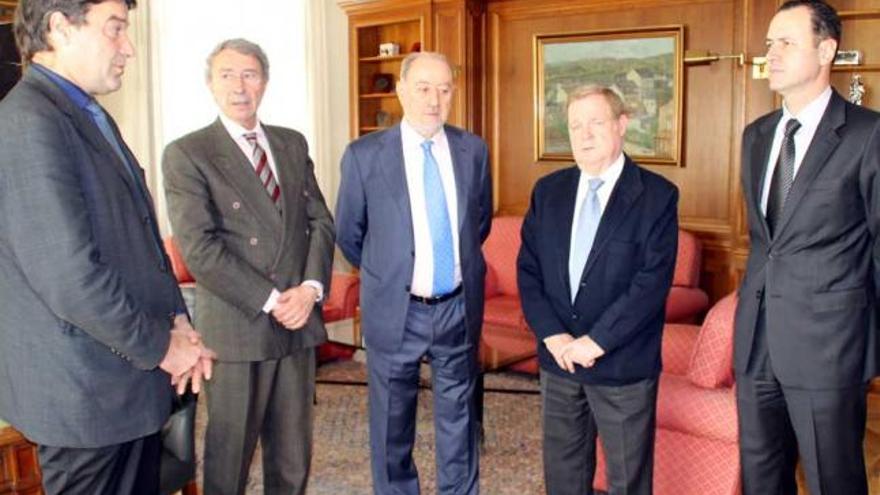 Alberto Mortera, José Luis García, Gabino de Lorenzo, Severino García Vigón y Alberto González, ayer, en la Delegación del Gobierno.