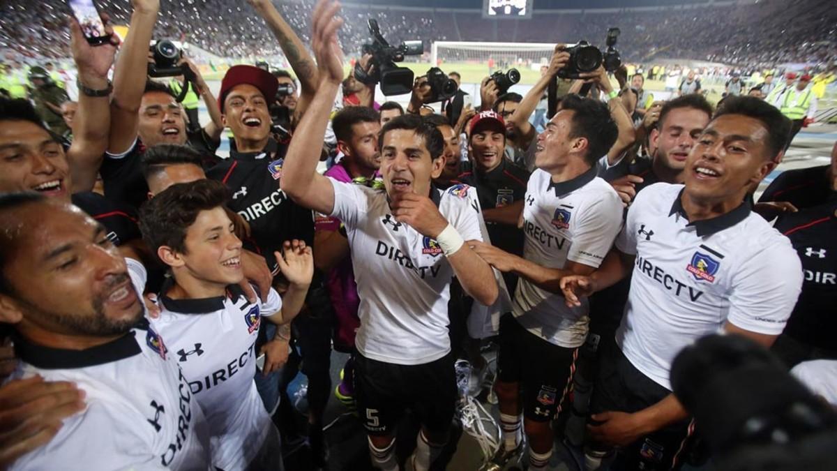 Los jugadores de Colo Colo celebran la victoria.