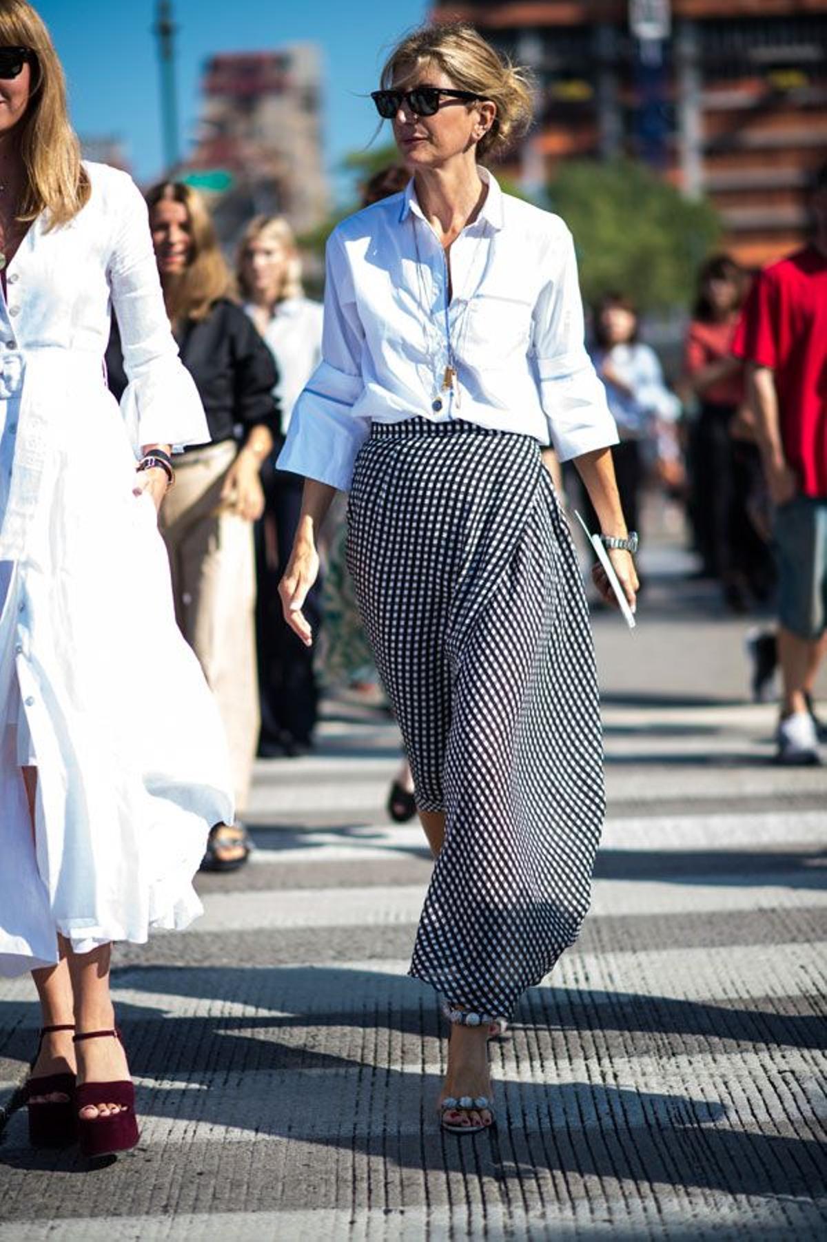 Looks de primavera: falda larga más camisa