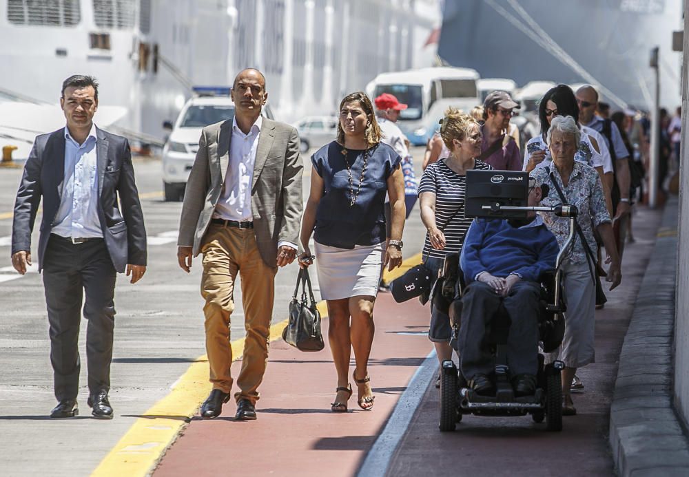 12/06/2016 CULTURA CIENCIA Llegada del físico Stephen Hawking al muelle de santa cruz en el crucero Britannia y  recibo por representantes del cabildo  puertos de tenerife y cámara de comercio para pasar un descanso en la isla y participar en el homenaje de STARMUS