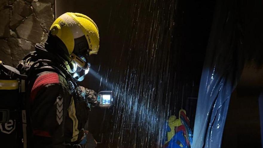 Un incendio en la ludoteca del Mogán Mall moviliza a los bomberos en la madrugada de este sábado