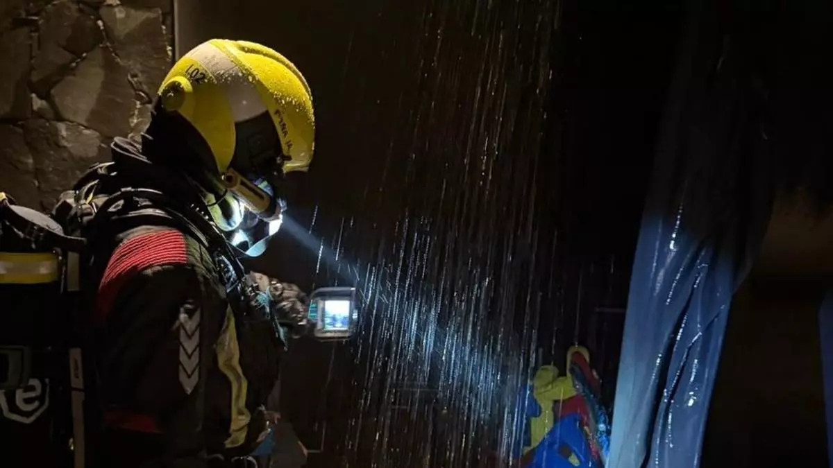 Un incendio en la ludoteca del Mogán Mall moviliza a los bomberos en la madrugada de este sábado