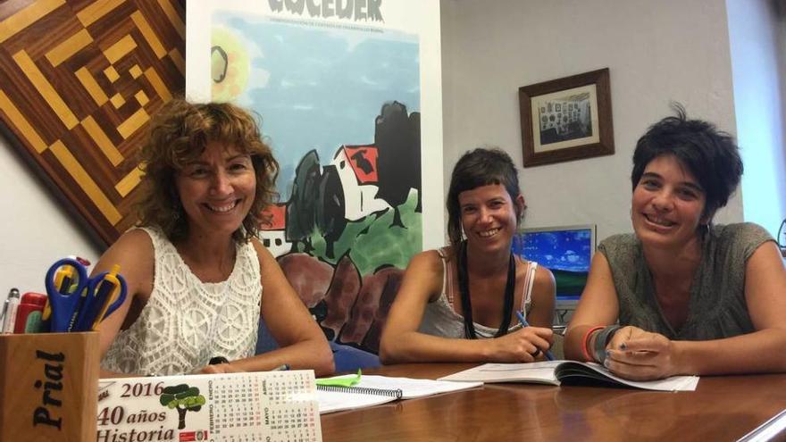 Olga Suárez, directora del centro de Formación Profesional El Prial de Infiesto, con Irene Roces y Verónica Sánchez, en su despacho.