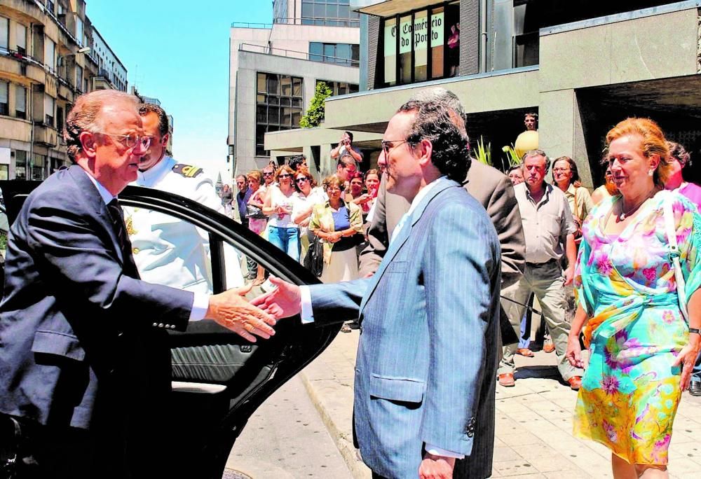 Javier Moll y Arantza Sarassola, presidente y vicepresidenta de Prensa Ibérica, con el entonces presidente de Portugal, Jorge Sanpaio en Oporto.