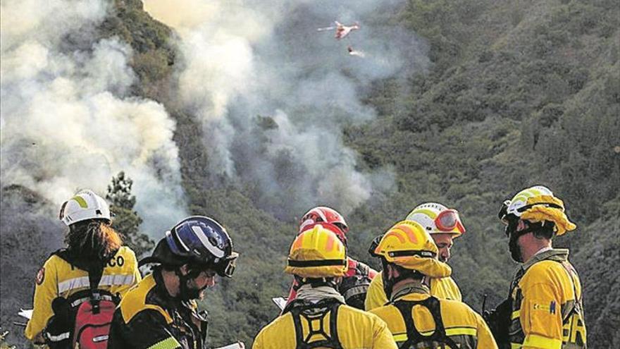 Evacúan a más de 4.000 personas en el virulento fuego de Gran Canaria