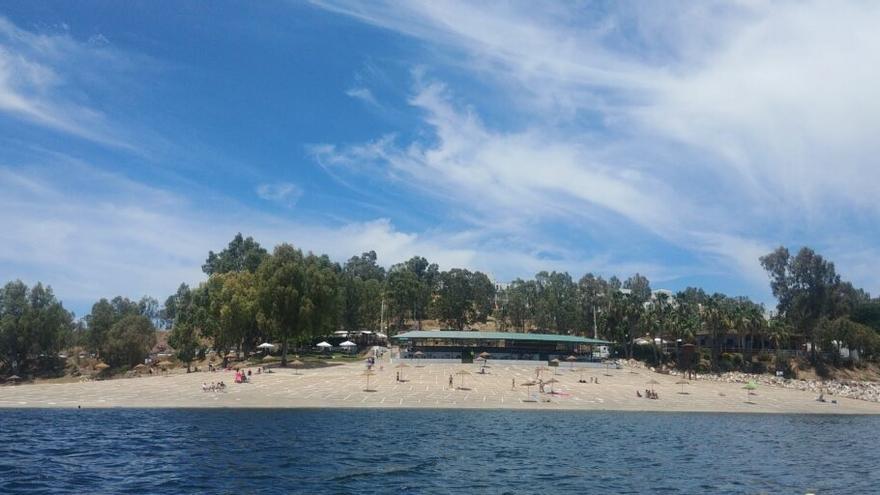 La playa Dulce de Orellana la Vieja con el sistema de reparcelación instalado.