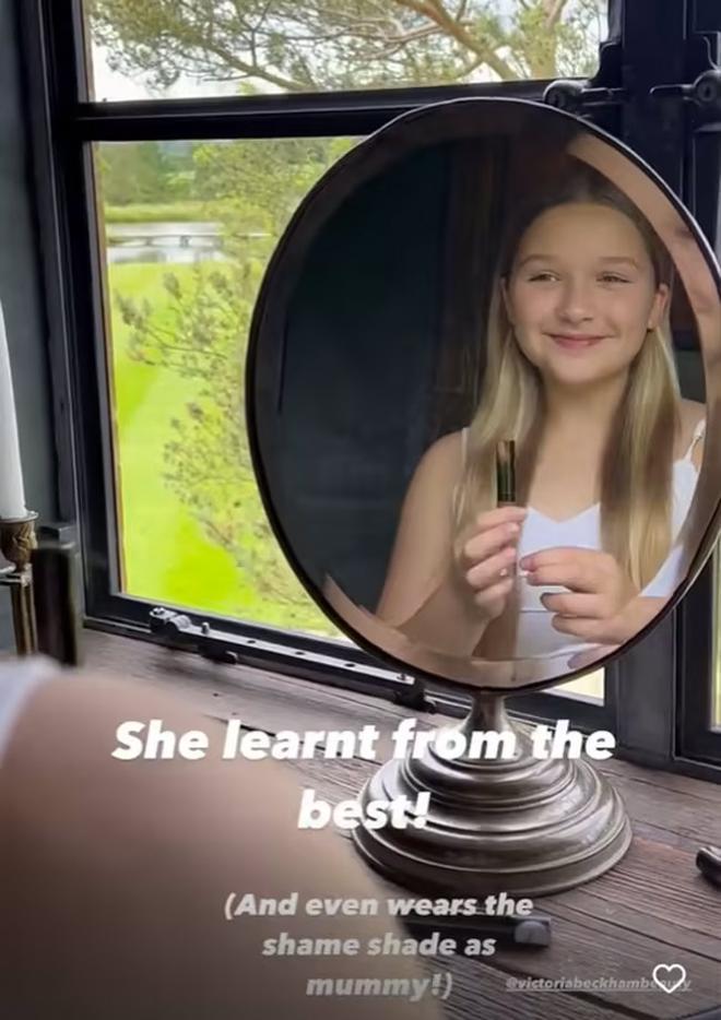 Harper Beckham se pinta en el espejo de su madre