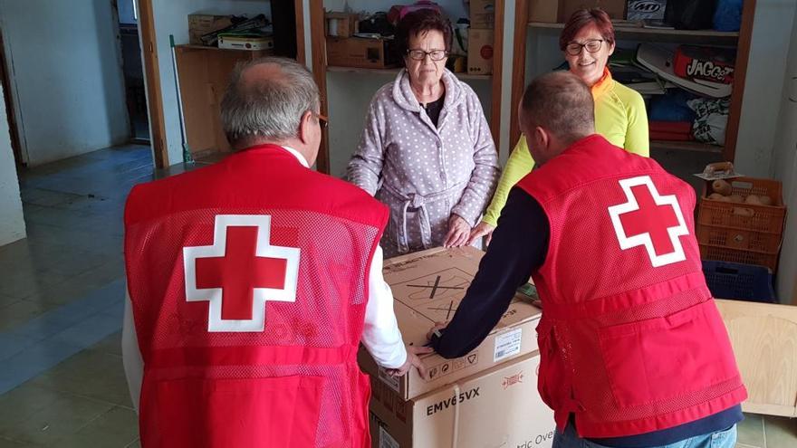 Voluntarios de Cruz Roja con personas afectadas en la Vega Baja