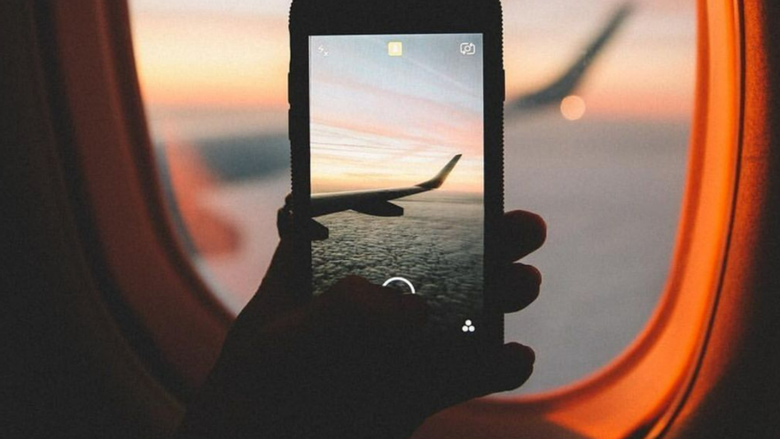 Un passatger fotografia l&#039;ala d&#039;un avió