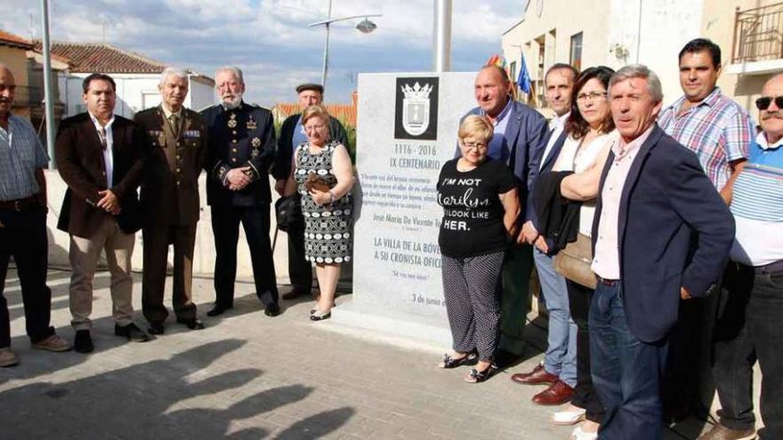 José María de Vicente, cuarto por la izquierda, junto a autoridades y alcaldes de la zona y al lado del monumento en su homenaje.