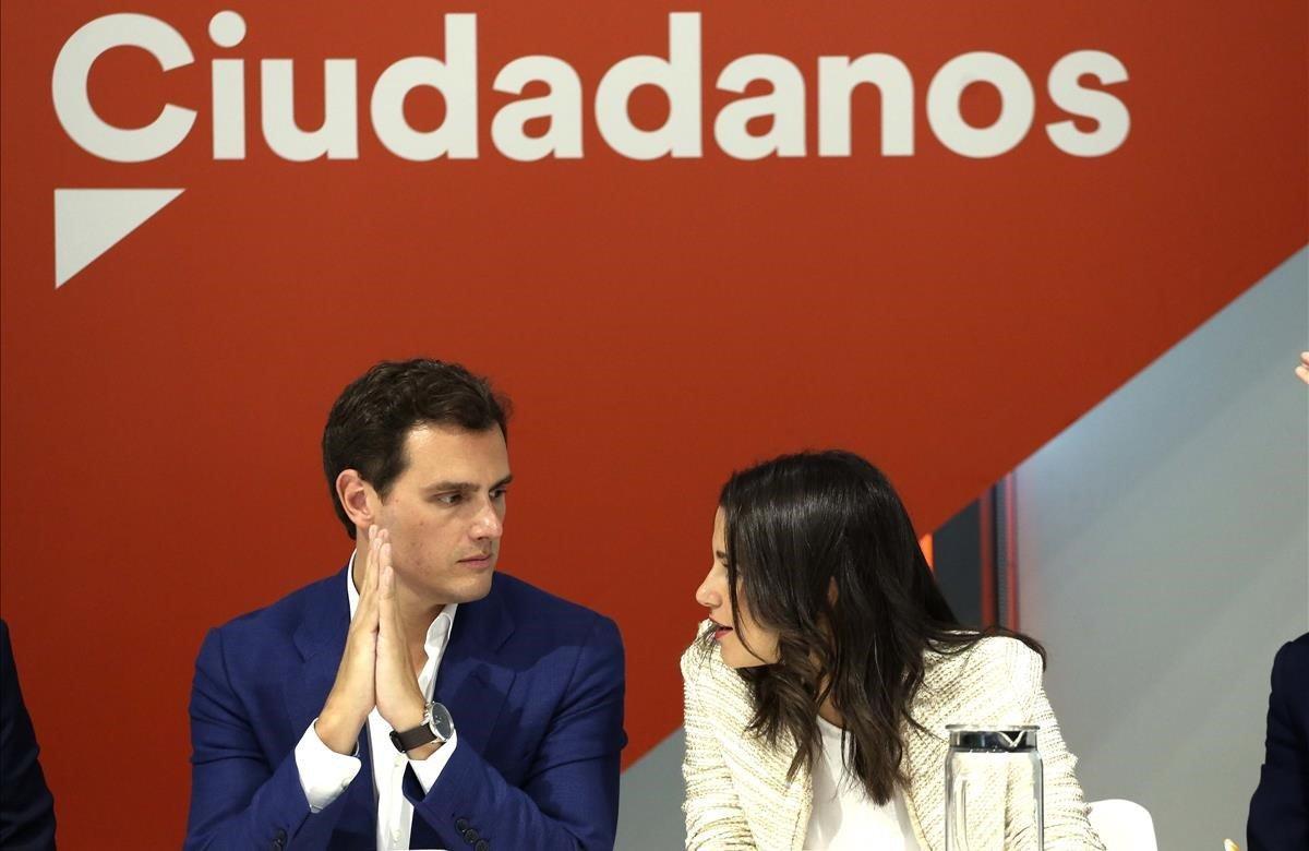 El presidente de Ciudadanos, Albert Rivera y la portavoz de la ejecutiva y secretaria de Formación, Inés Arrimadas, durante la reunión del Comité Ejecutivo de la formación naranja celebrada este lunes en la sede de la calle Alcalá, en Madrid.