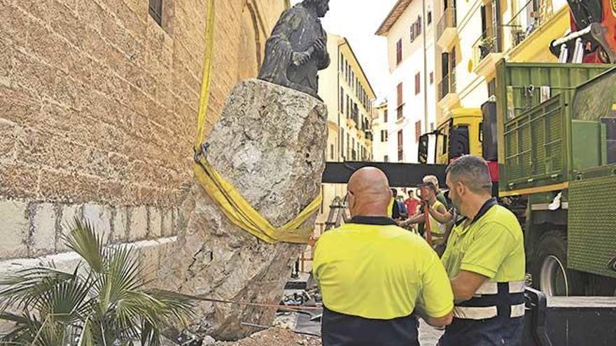 El busto de bronce sobre piedra se ha instalado en la calle Forn de l´Olivera, junto a la parroquia.