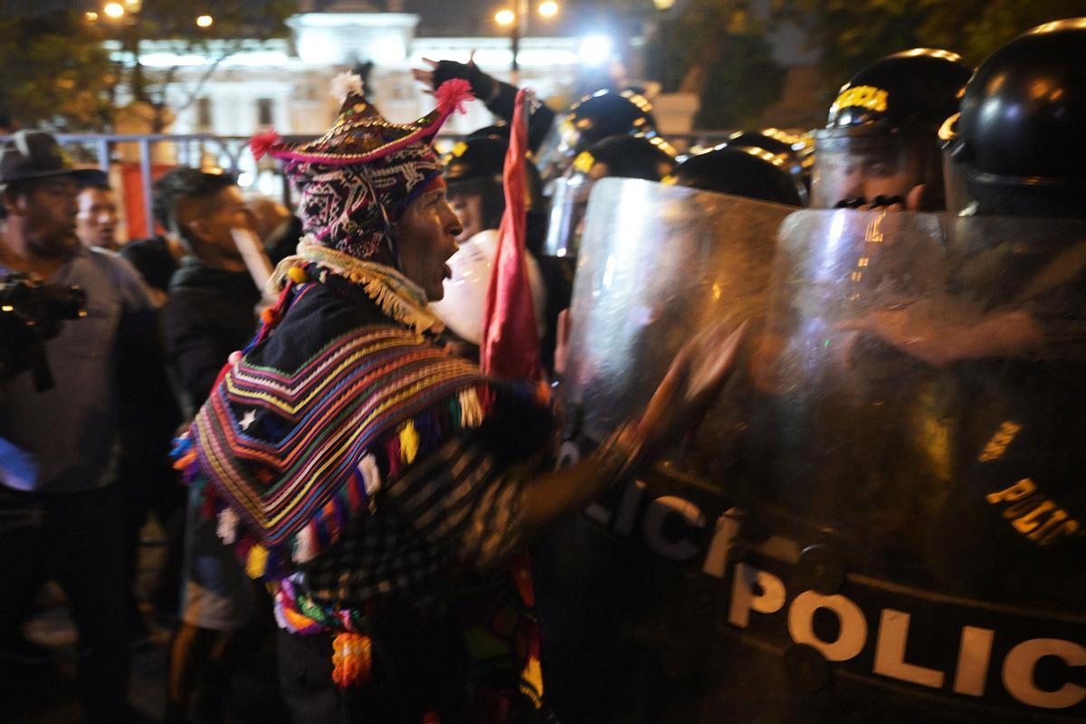 La Policía retira a manifestantes que llegaron hasta los exteriores del Congreso de Perú