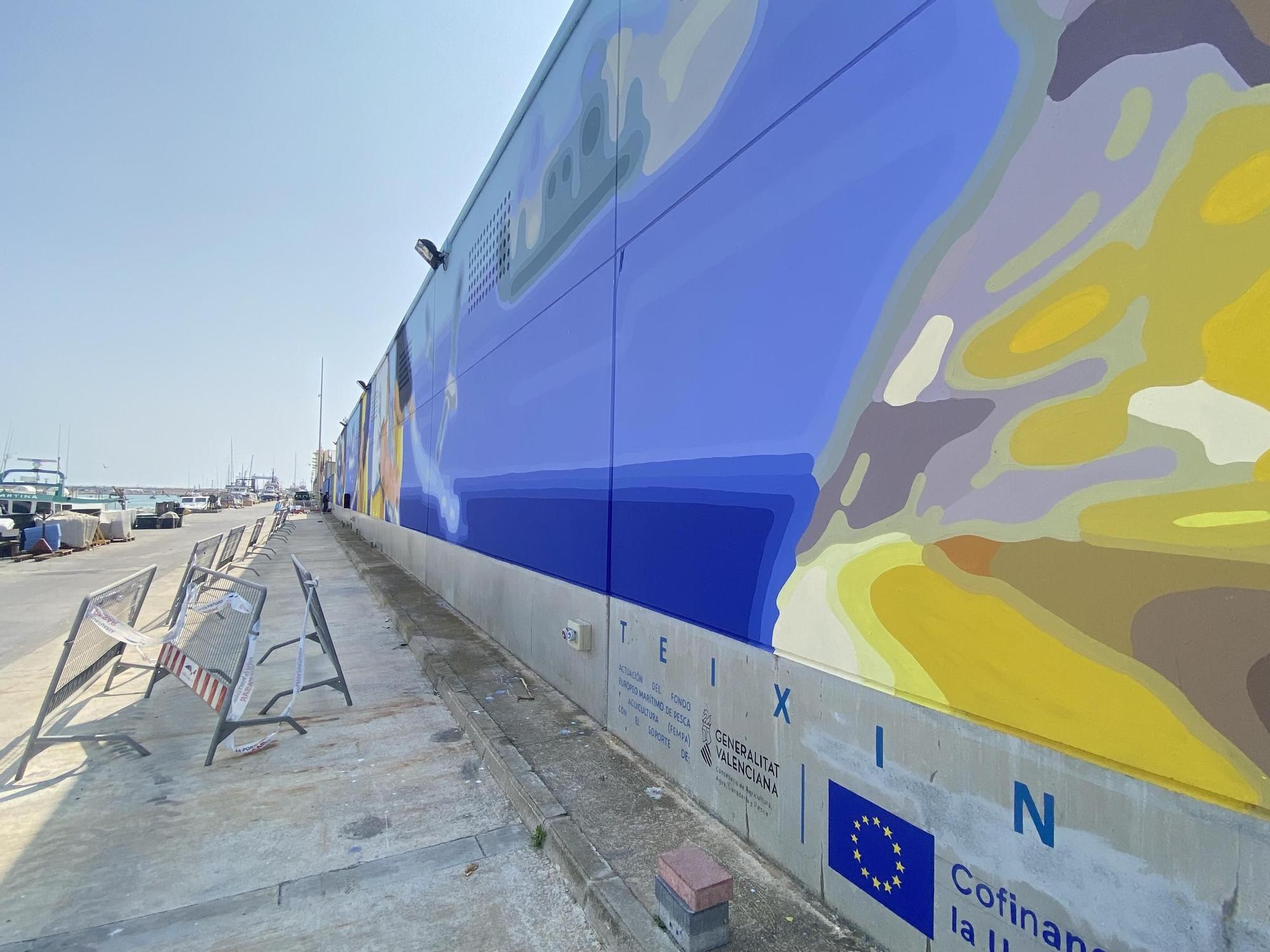 El mural "Teixint Xarxes" en la dársena del Puerto de Gandia