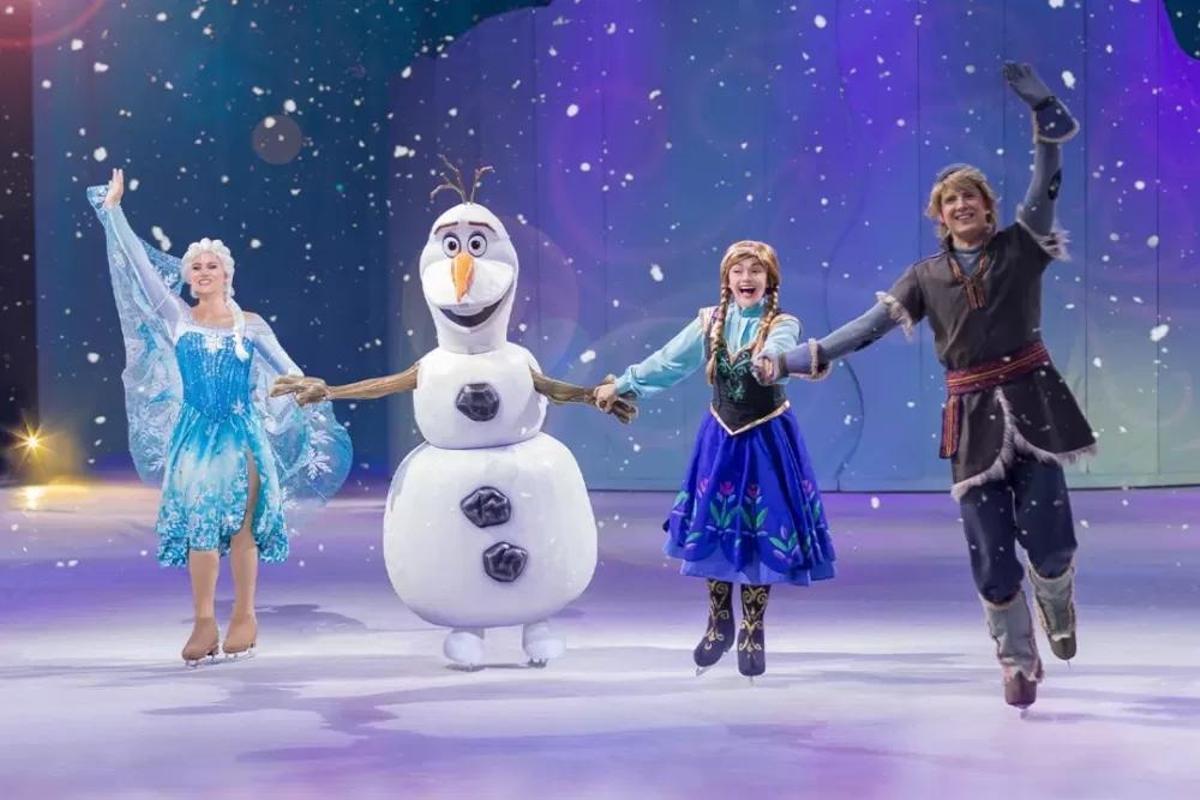 El espectáculo cuenta con 46 patinadores que van entrando y saliendo del set, cambiandse de vestuario, para explicar las diferentes historias.