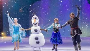 El espectáculo cuenta con 46 patinadores que van entrando y saliendo del set, cambiandse de vestuario, para explicar las diferentes historias.