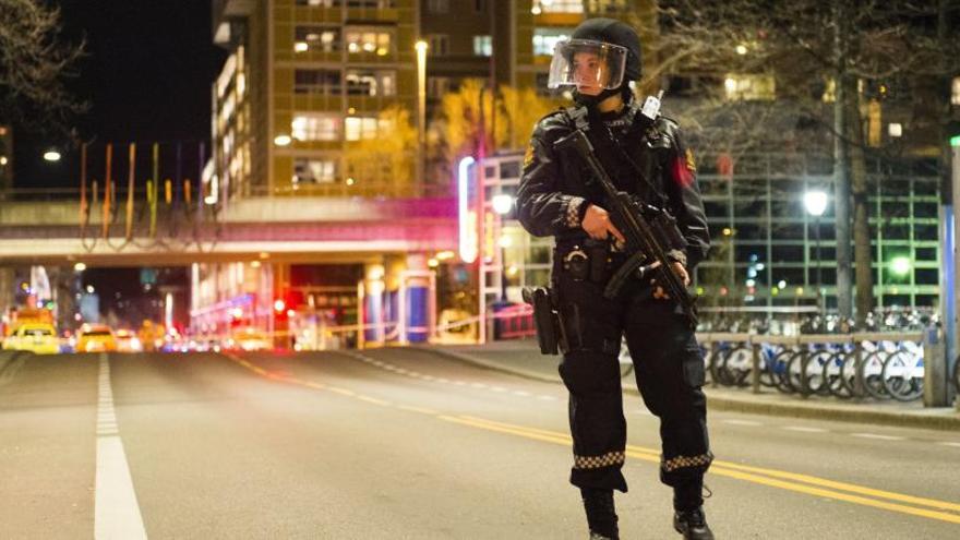 Una policía vigila en el barrio donde se halló la presunta bomba.