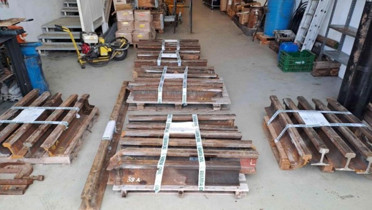 Material de la zona del accidente ferroviario en Adamuz, custodiado en Hornachuelos.