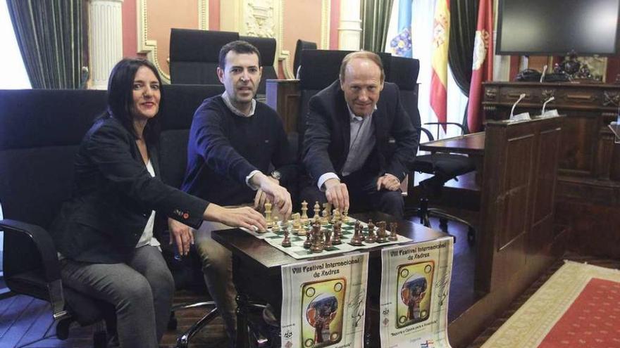 Cristina Álvarez, Elías González y Mario Guede, ayer, en la presentación del torneo de ajedrez. // I.Osorio
