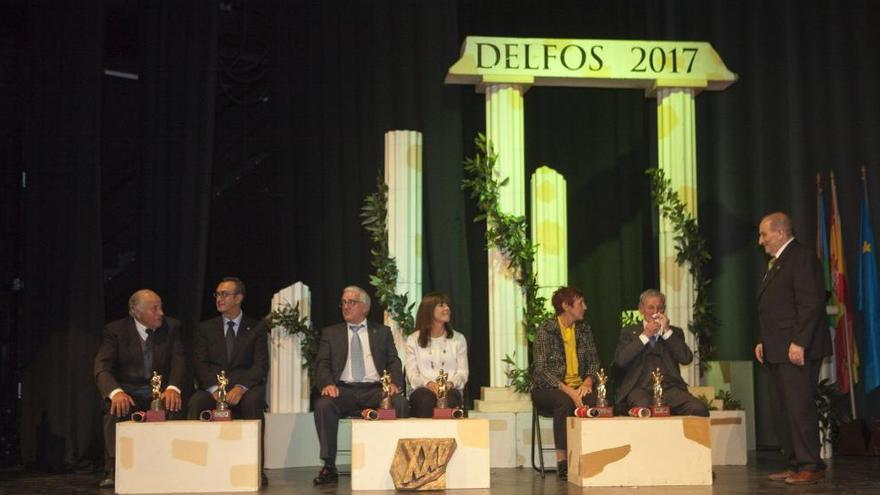 Premiados con los Premios Delfos del pasado año con Juan León Quirós, de pie, presidente de la asociación Amigos del Deporte