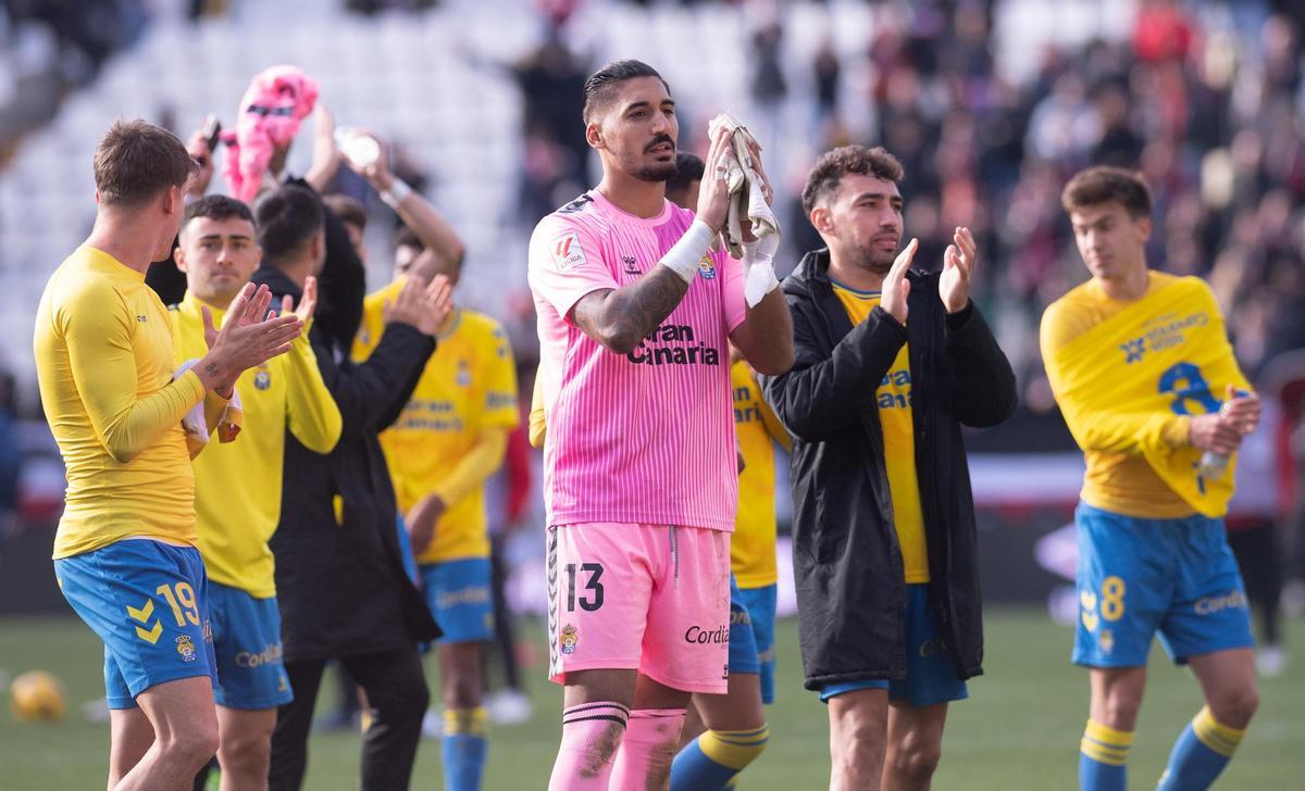 Álvaro Valles (de rosa) saluda a la afición de la UD en Vallecas junto a varios compañeros.