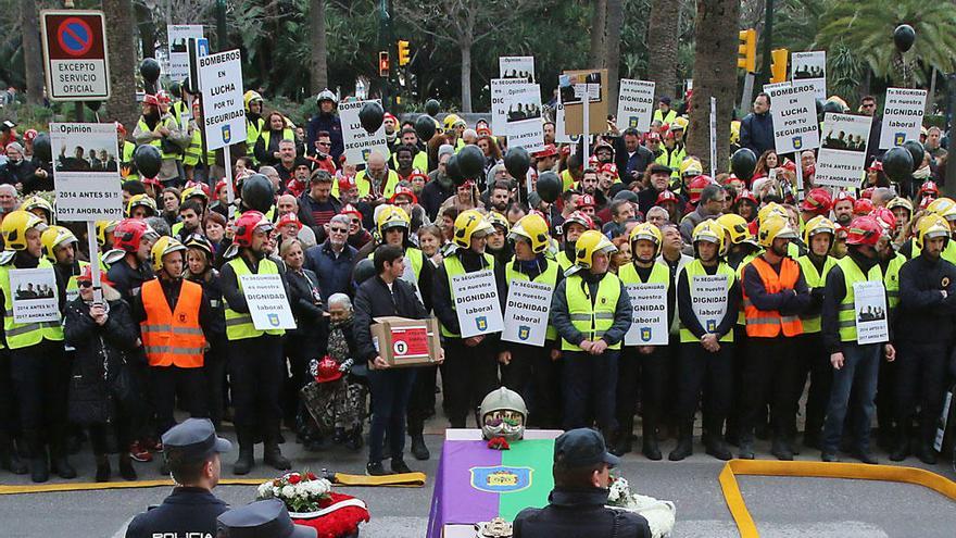 Protesta de los bomberos contra la gestión municipal.