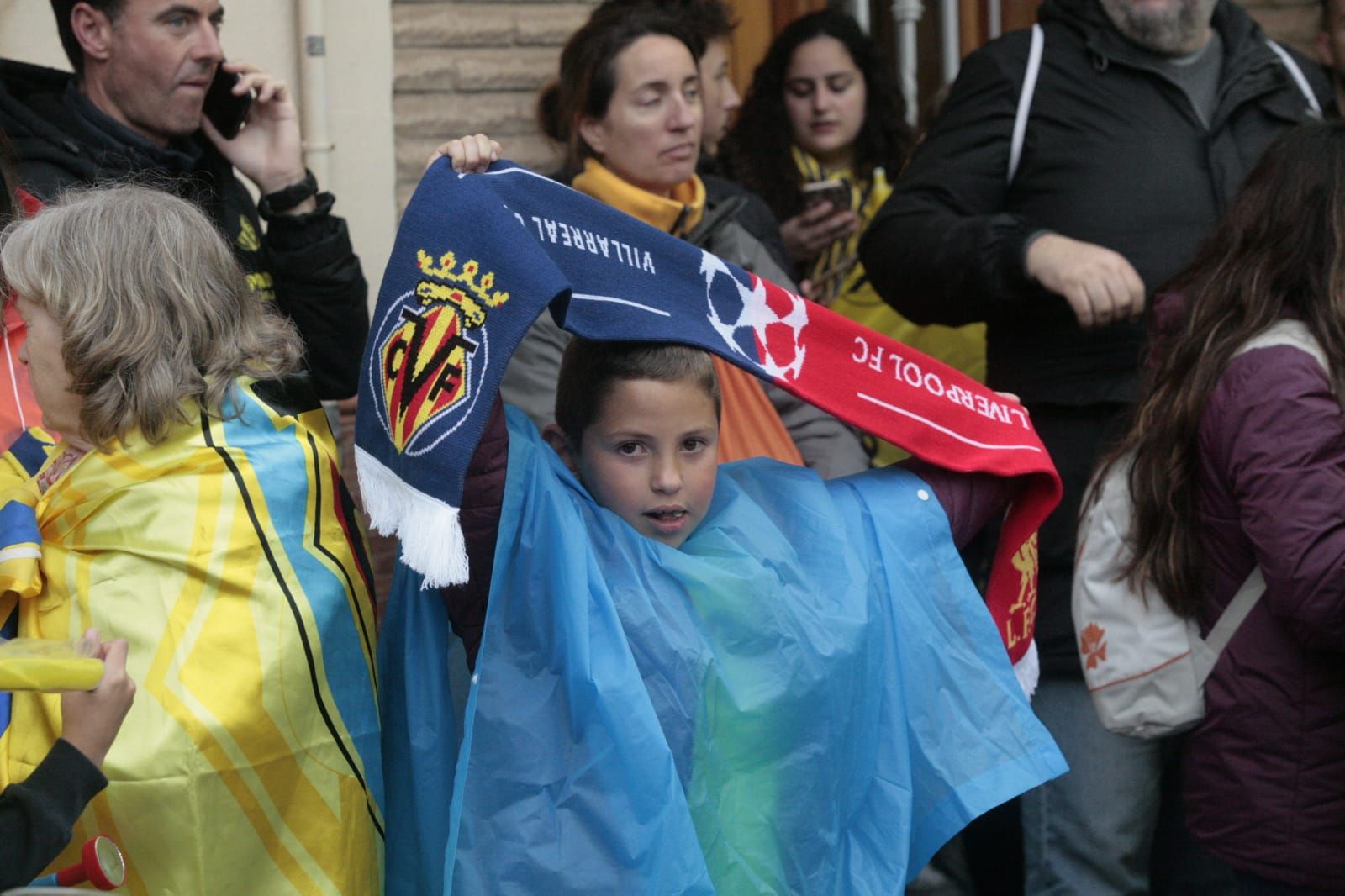 Fotogalería | La lluvia no frena las ganas de la afición del Villarreal de ver a su equipo en la final de Champions