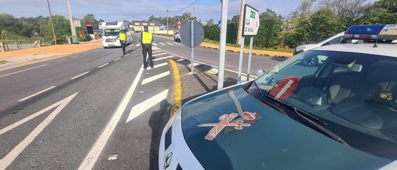 Dos agentes dan el alto a una autocaravana que salía de A Illa, ayer.   | //  M. MÉNDEZ