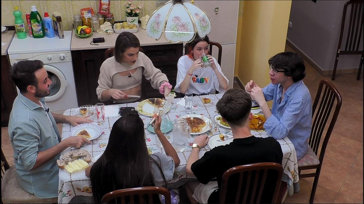 Gemma Pérez, amb el got a les mans, en un dels moments en què els concursants d’Atrapados en los 90 es troben per esmorzar a la casa  ambientada per Ikea