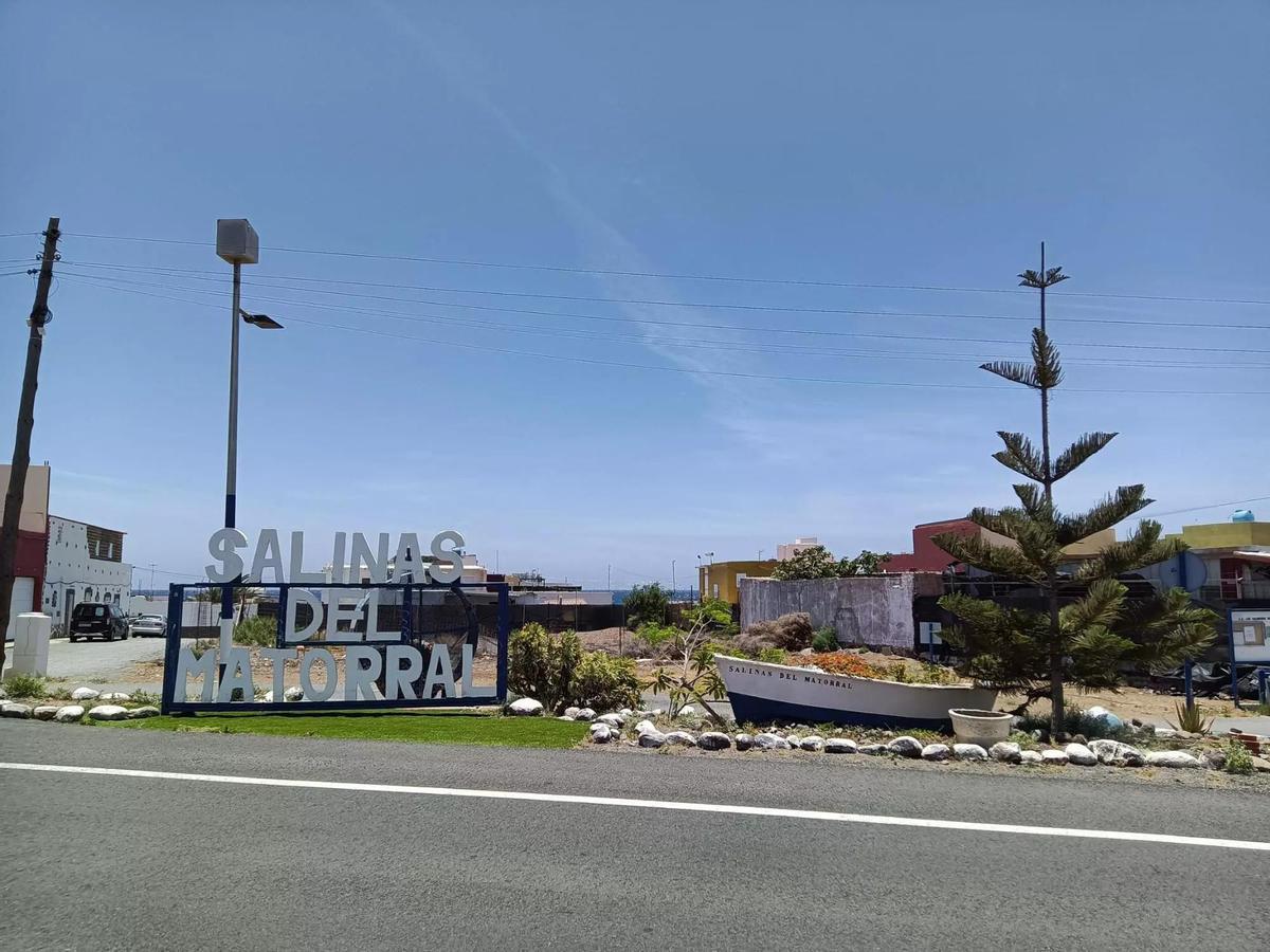 Entrada al barrio de Salinas del Matorral.