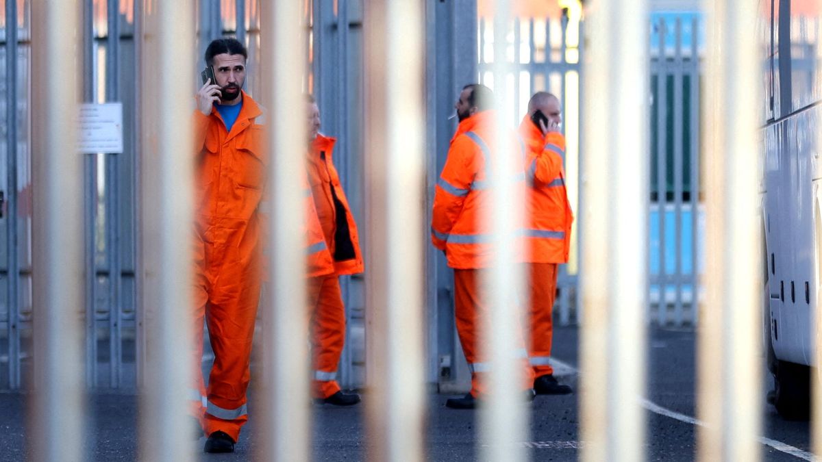 Trabajadores de una empresa de ferries en el puerto de la ciudad británica de Hull.