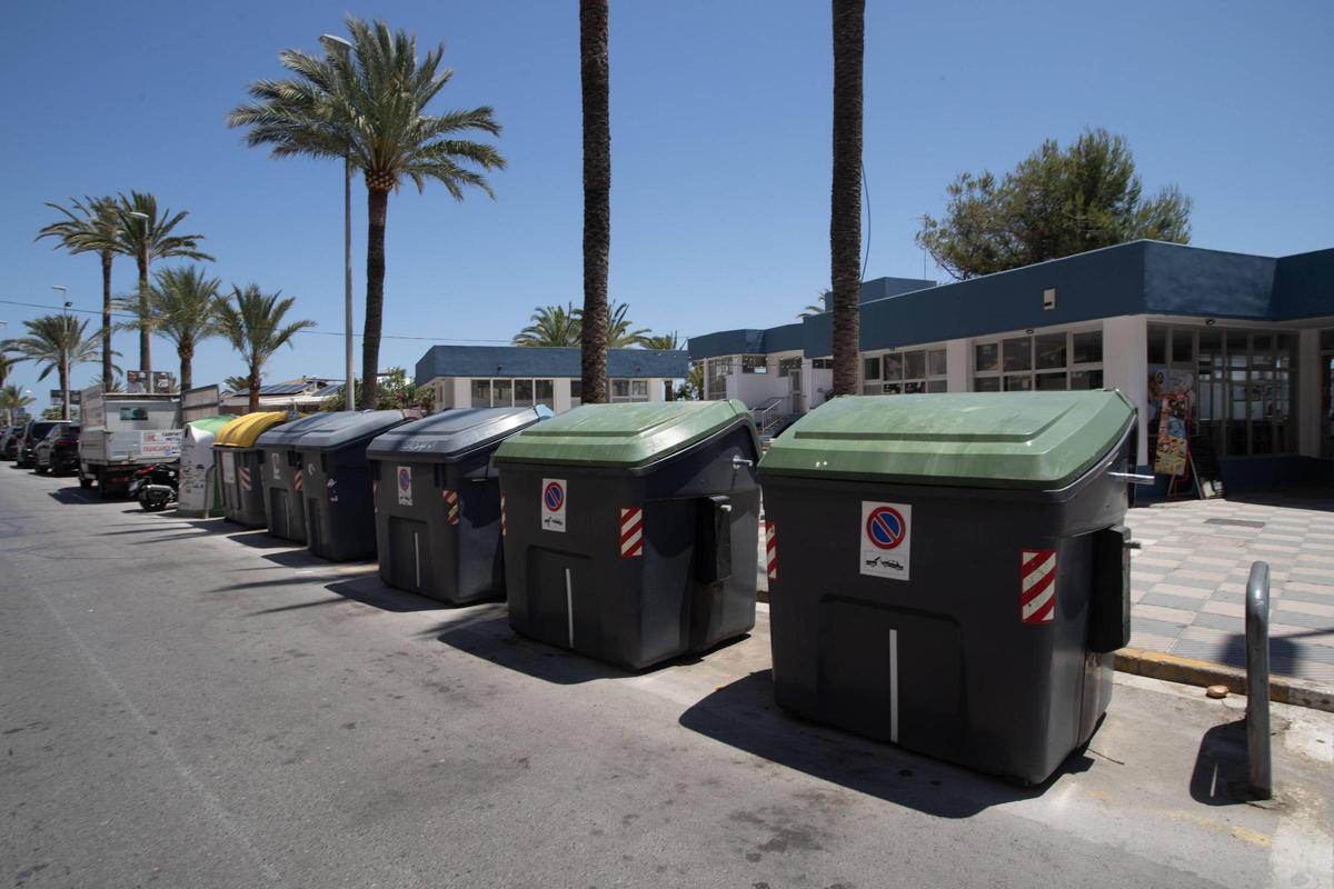 Contenedores en la avenida Mediterráneo del Port de Sagunt.