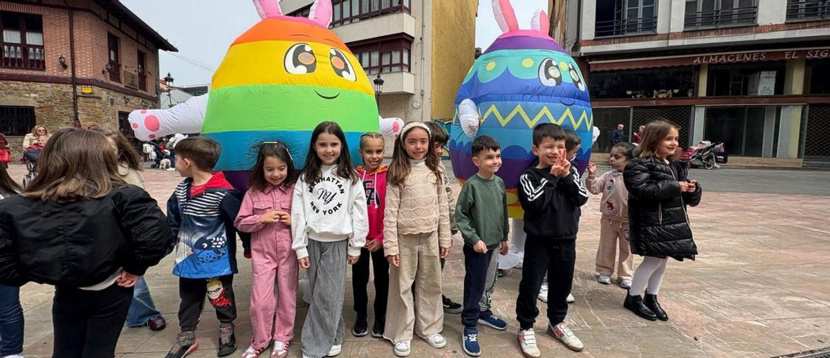 Una de las niñas se prepara con ayuda para una prueba de la gymkana.