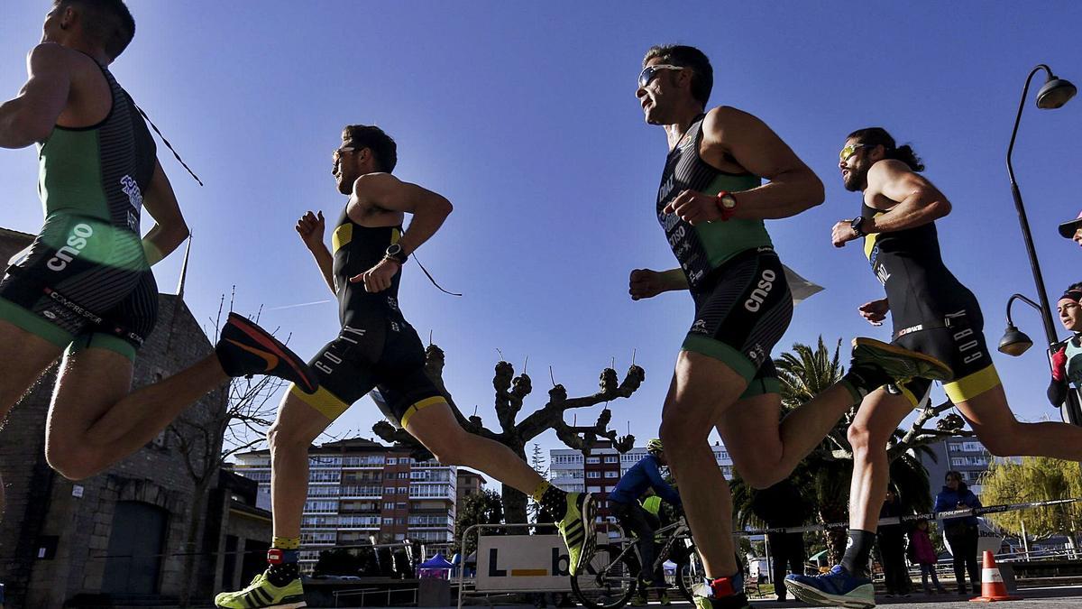 Participantes en la última edición del duatlón en Avilés.