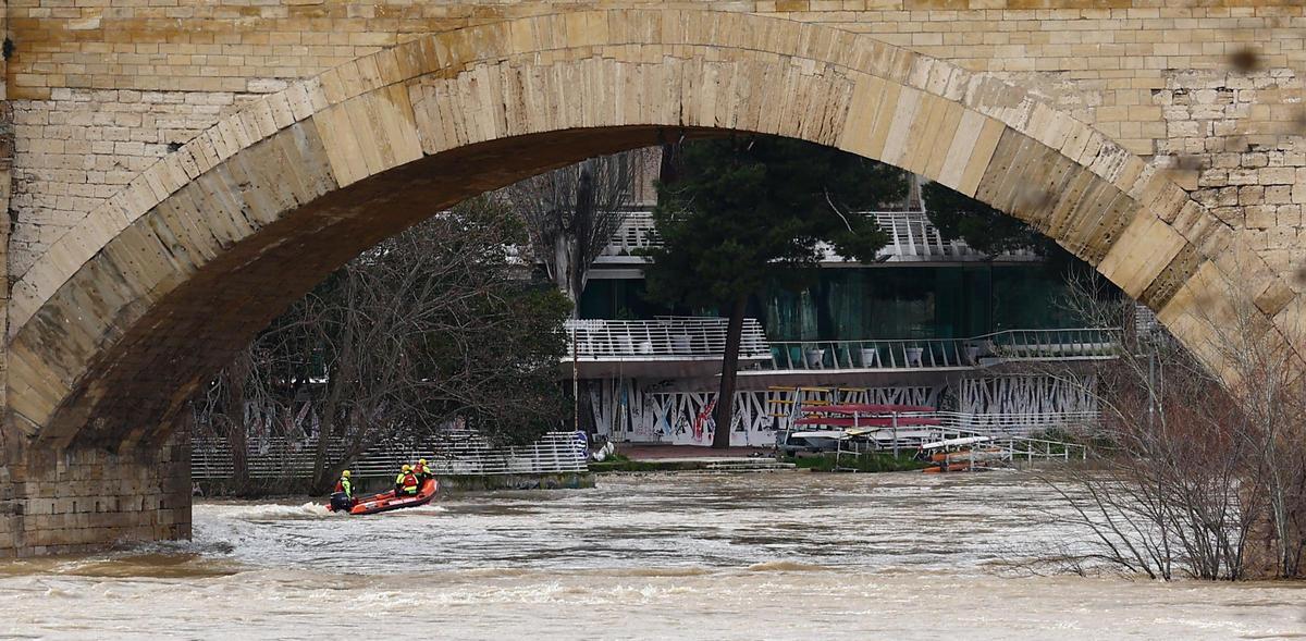 Los buzos trabajan este martes entre el Puente de Piedra y el Puente de Hierro para buscar a Pablo, el joven vecinos de Alhama de Aragón desaparecido desde el pasado viernes en Zaragoza.