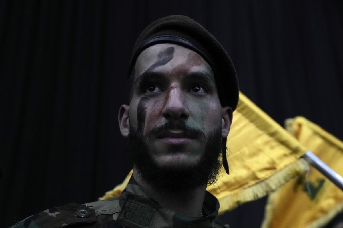 Un miliciano de Hezbolá en una demostración de fuerza en Beirut (Líbano) el pasado 5 de abril. 