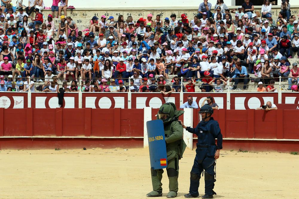 La plaza de toros de Málaga ha acogido el encuentro entre escolares de varios colegios malagueños y efectivos del cuerpo