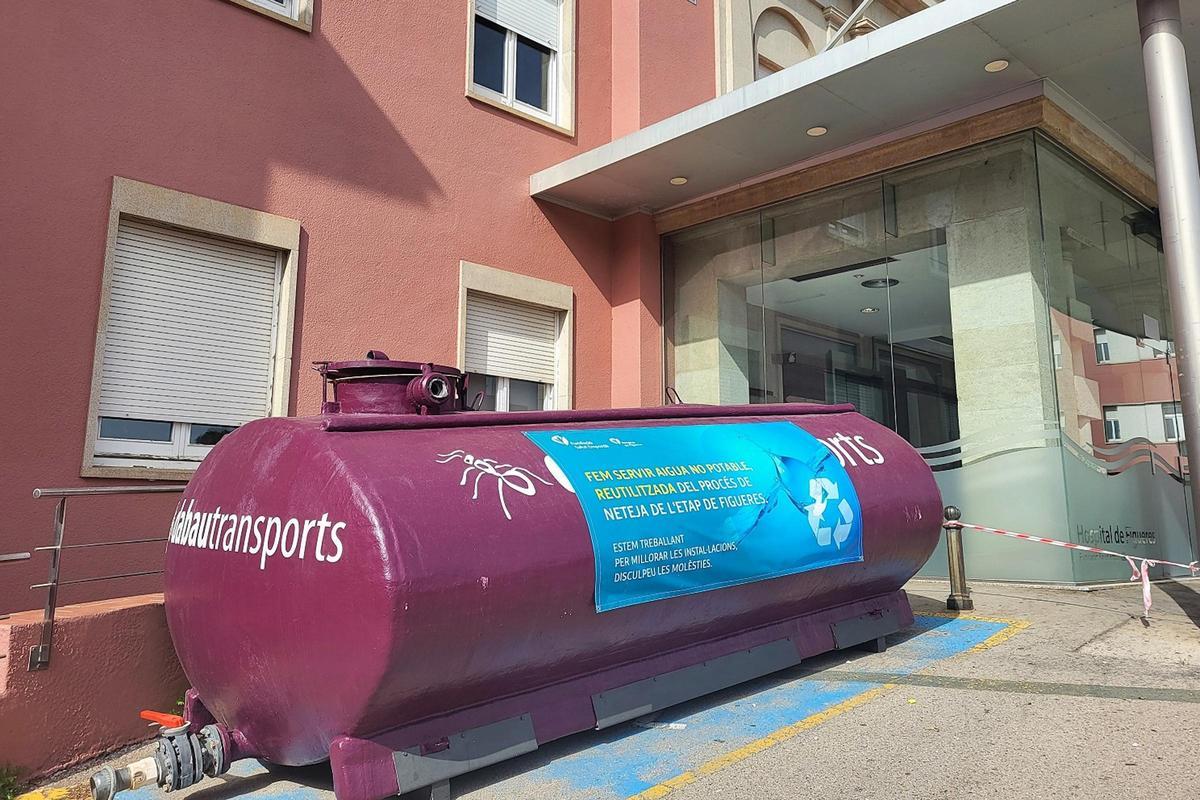 Una cisterna plena d'aigua no potable que l'hospital de Figueres fa servir per netejar la façana