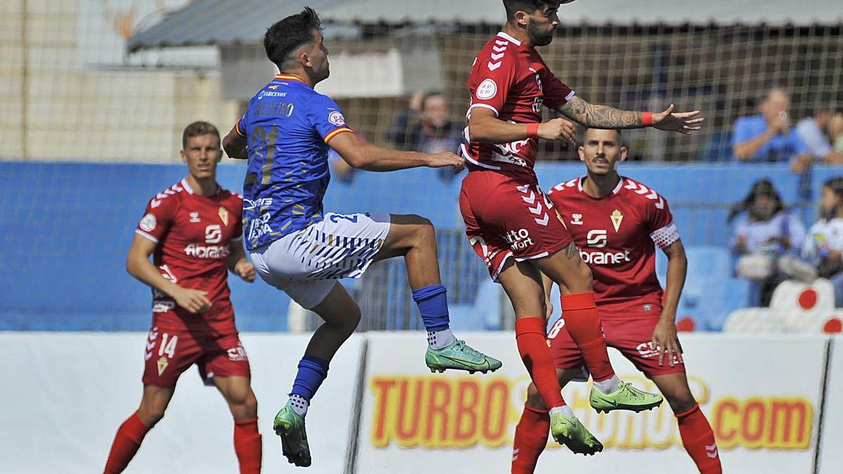 Dani García salta para ganar un balón en el choque del domingo. | LOF