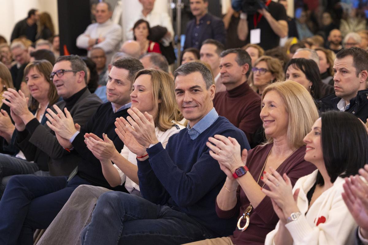 El presidente Pedro Sánchez, con Pilar Alegría (a su derecha), en un acto de precampaña en Zaragoza.
