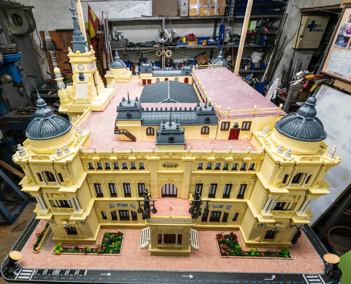 La maqueta reproduce el Ayuntamiento hasta el mínimo detalle.
