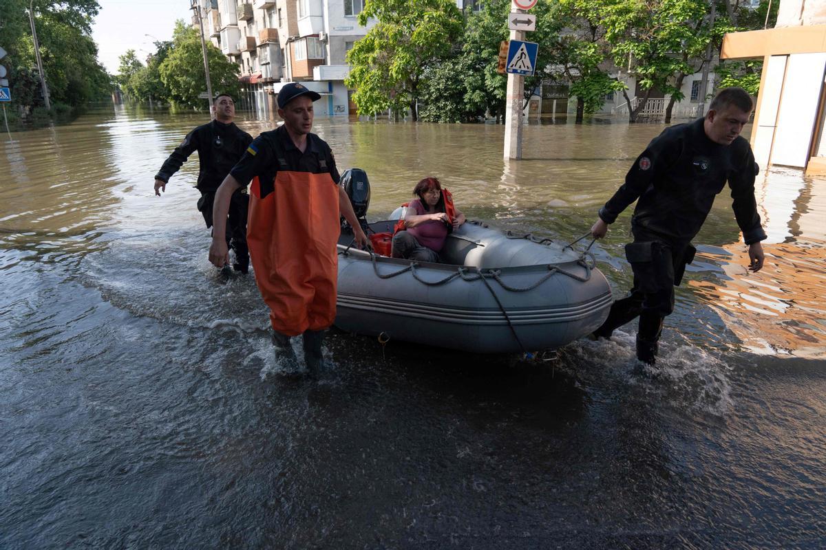 Evacuaciones en Jersón tras la destrucción de la presa de Nueva Kajovka