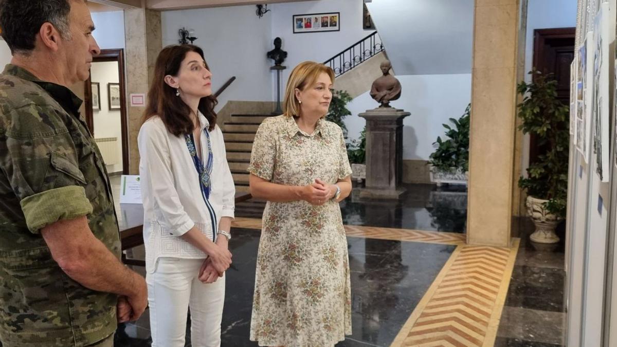 El delegado de Defensa, Juan Luis González, la ministra Pilar Llop y la delegada del Gobierno, Delia Llosa, ayer, en su visita a la exposición «Soldados. De Mostar a la ruta Lithium».